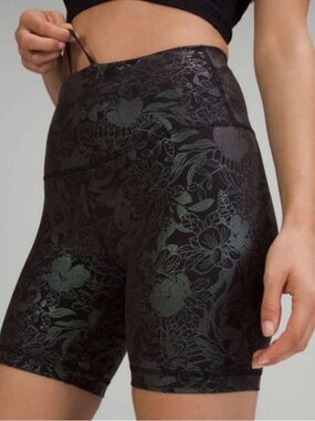Lululemon Wunder Train High-Rise Short 8" Flourish Black Iridescent Foil size 2
